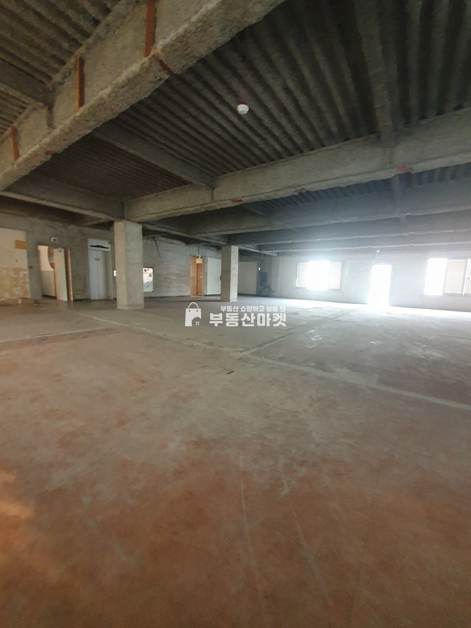 전남광주 북구 용봉동 용봉동 전철우 사거리 메인대로변 코너 5층 상가 임대 (추천 카페, 프렌차이즈, 뷰티샵, 미용,스튜디오,사무실,) 월세 매물번호 10242 사진 2