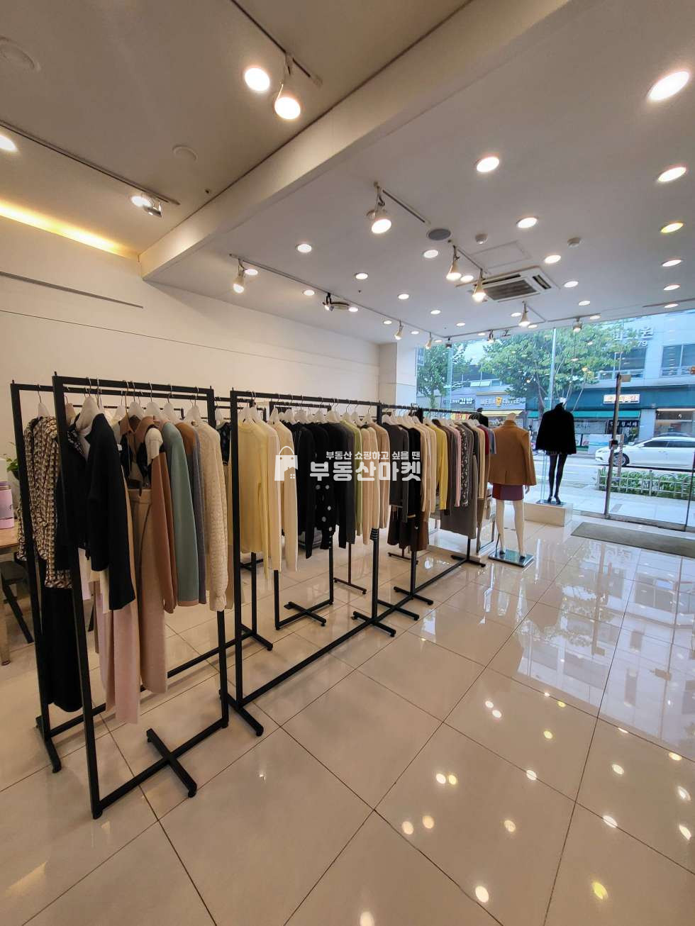 전남광주 서구 치평동 상무역 도보 3분, 오피스상권ㅣ미용실, 네일샵, 왁싱샵, 뷰티샵 월세 매물번호 17759 사진 1