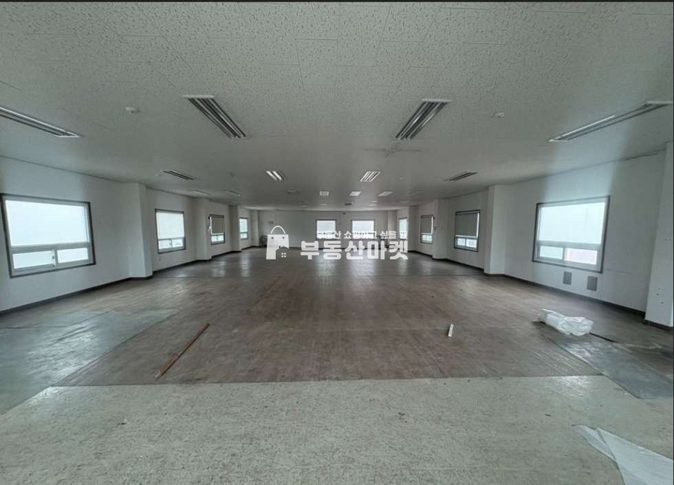 전남광주 서구 마륵동 광송간대로변에 위치한 대형평수/ 브런치카페 . 대형음식점. 판매점 등 추천 /주차장 완비 월세 매물번호 18116 사진 1