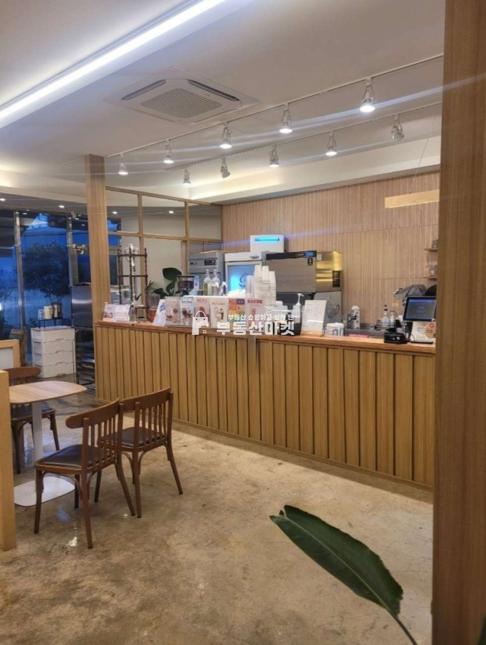 전남광주 남구 진월동 진월동 ㅣ 메인대로변 ㅣ 유동인구 아주 많음 ㅣ 인근 학교, 주거 밀집지역 월세 매물번호 13720 사진 1
